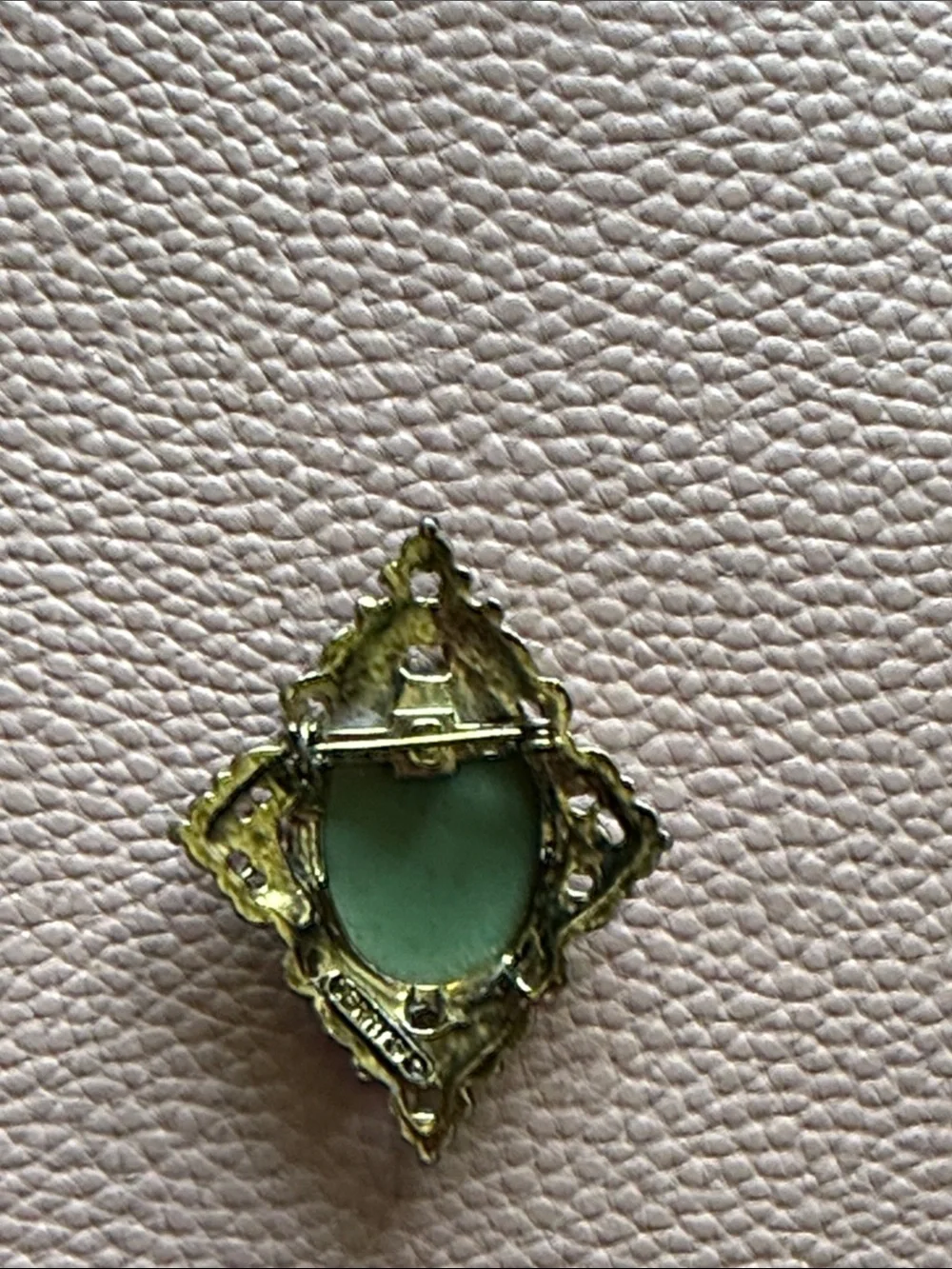 Gerry’s Vintage Green Cameo Brooch with Ornate Gold Frame sogned